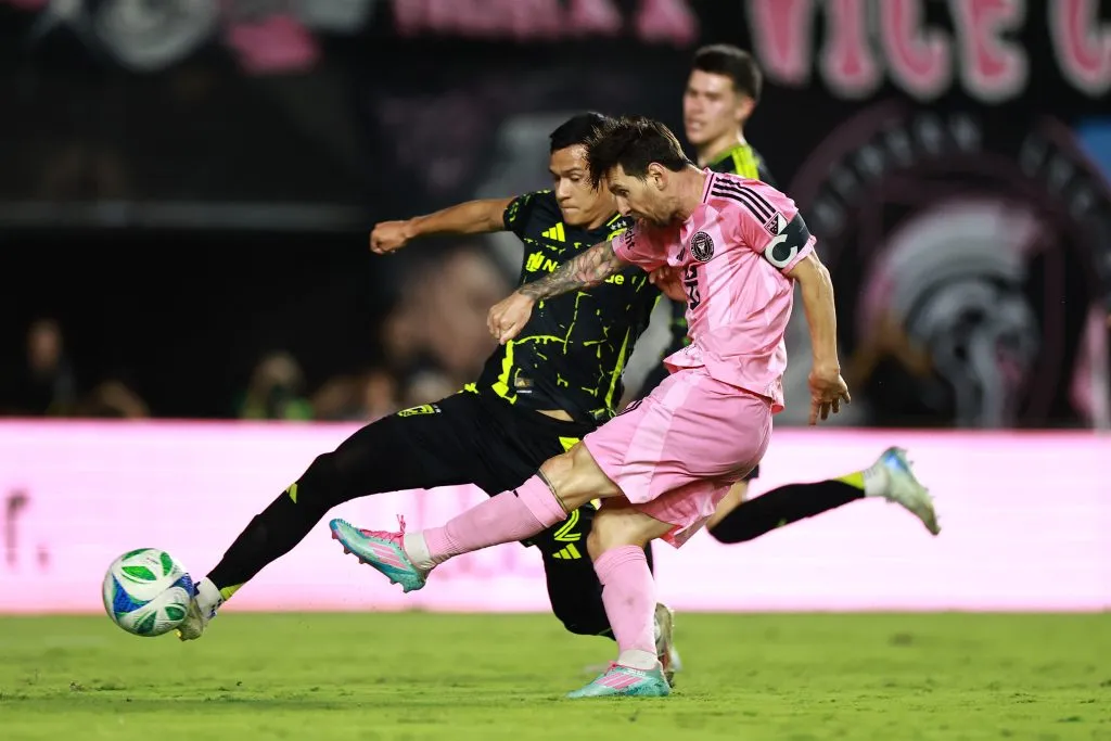 Herrera marcando a Messi en la MLS. (Getty)