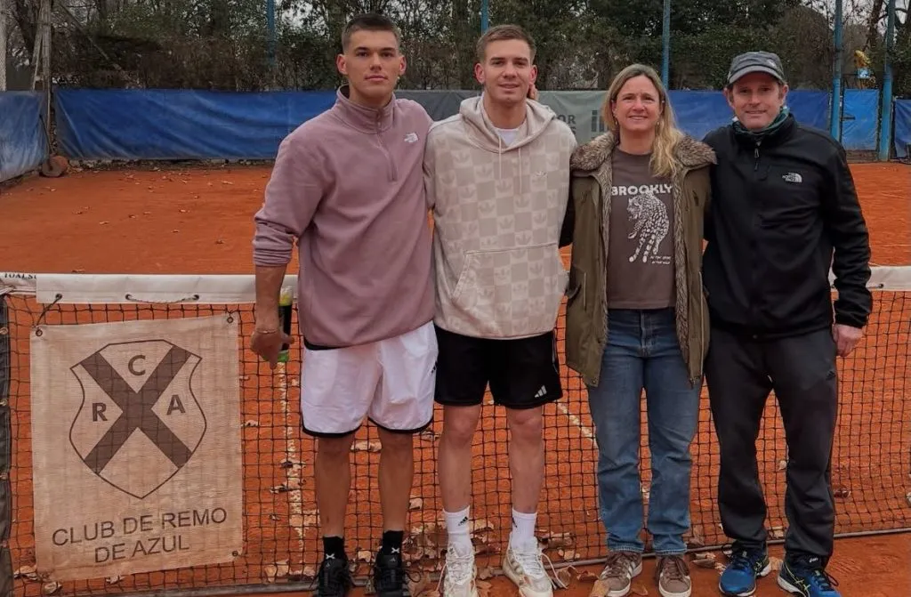 Mastantuono jugando al tenis.