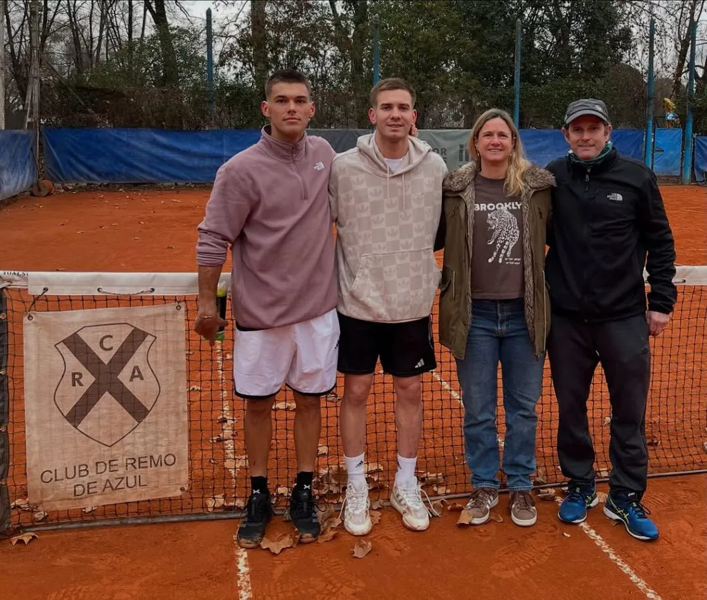 De izquierda a derecha: Bautista Vulicich (tenista), Franco Mastantuono, Florencia Squirru (titular de la Subcomisión de Tenis del Club de Remo, de Azul) y Gonzalo Vidal.