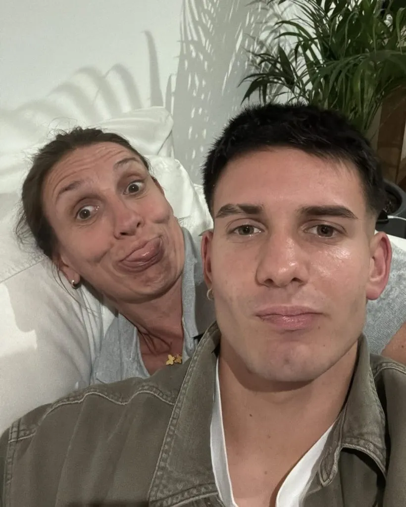 Franco Mastantuono con Sofía, su mamá.