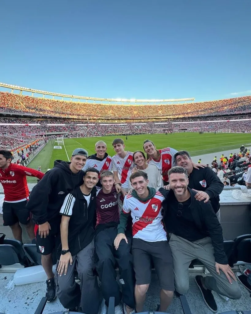 Amigos y familiares de Franco Mastantuono en el Monumental