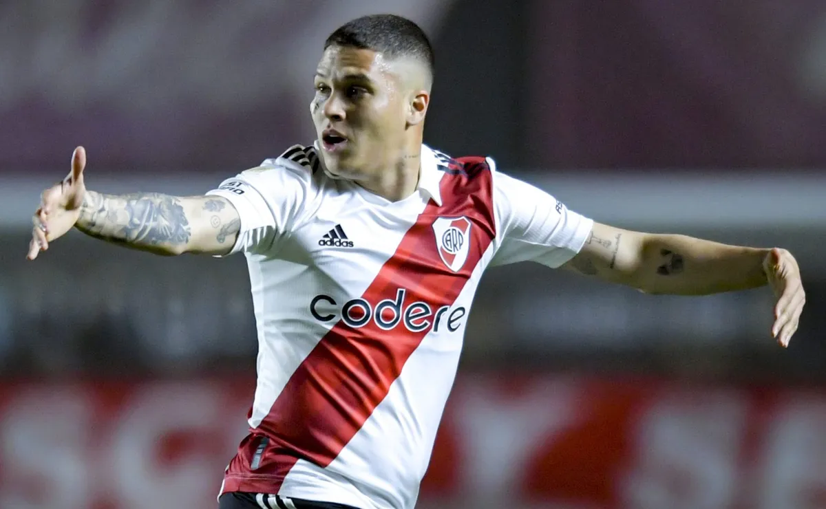 Hasta cuándo firmará Juanfer en River.