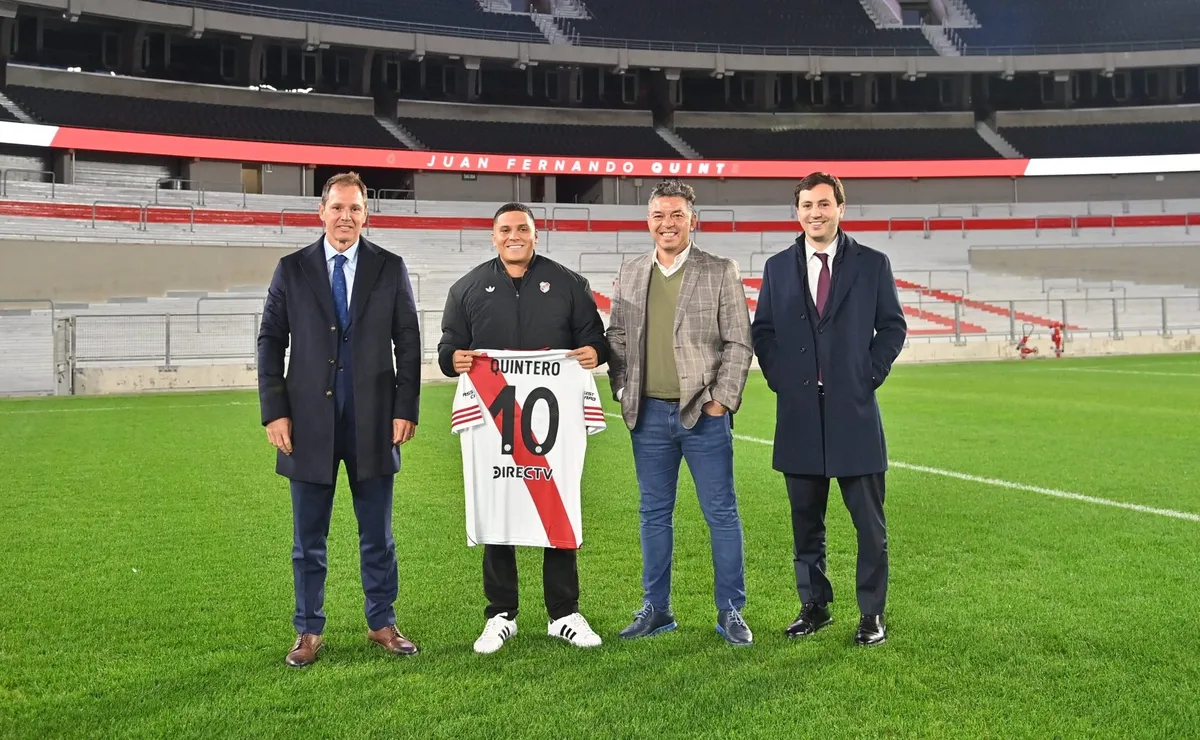 Juanfer, con la 10 de River.