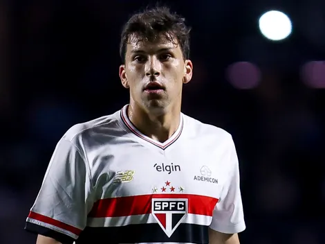 Gonzalo Tapia y un debut para el olvido en Sao Paulo: gol errado y amonestación