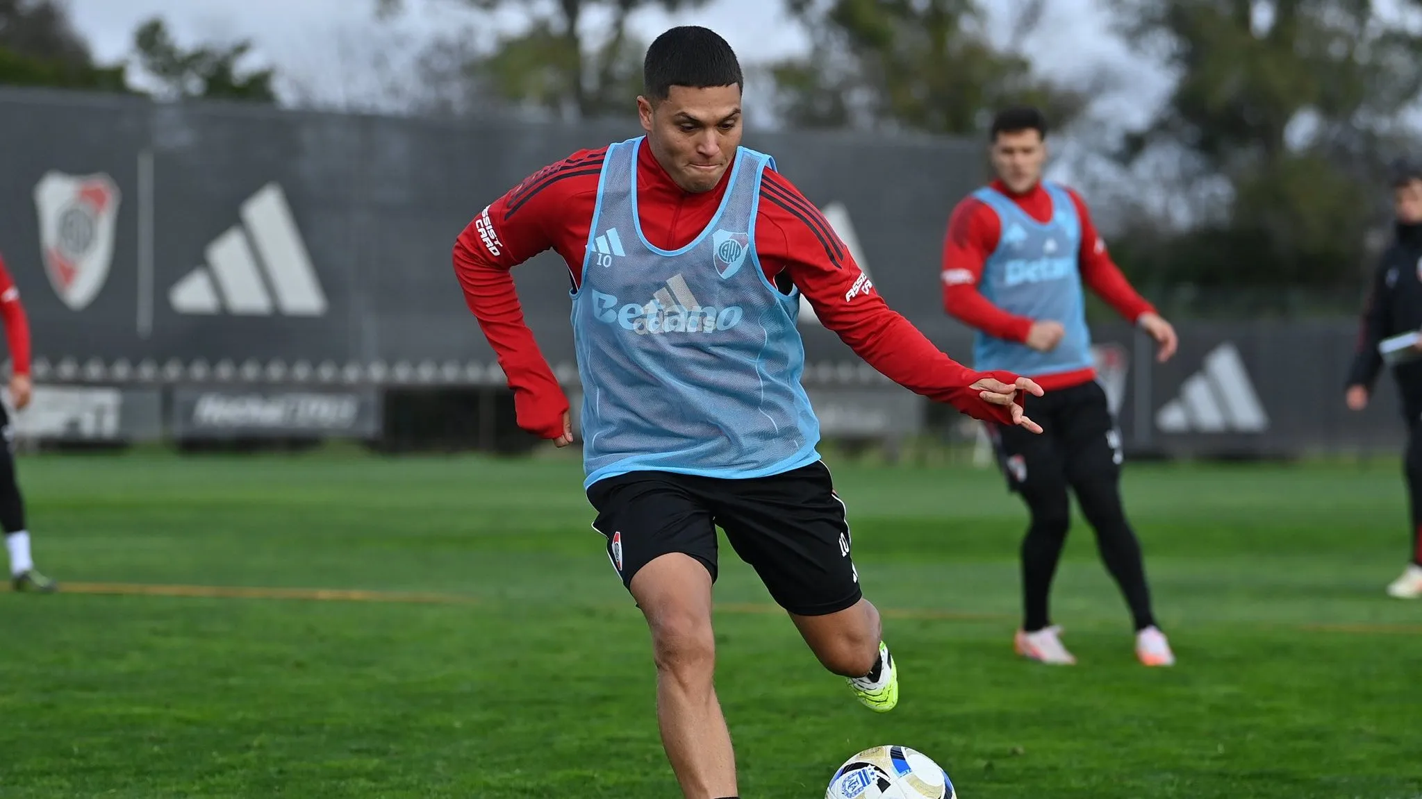 Juanfer Quintero, en el entrenamiento de River.