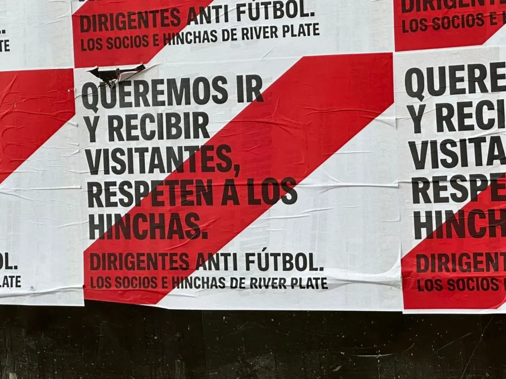 Afiches en Barrio River.