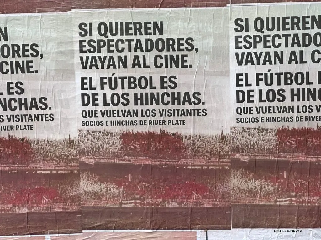 Afiches en Barrio River.