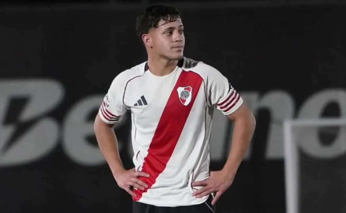 El juvenil renovó su contrato con River.