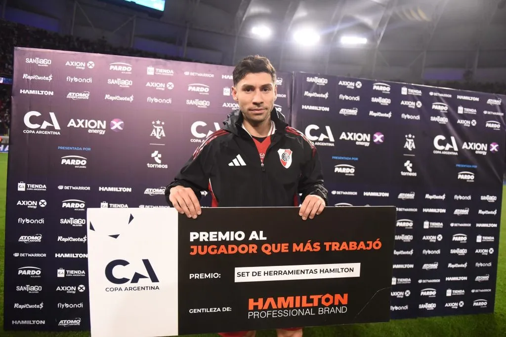 El premio que recibió Gonzalo Montiel. (AFA)