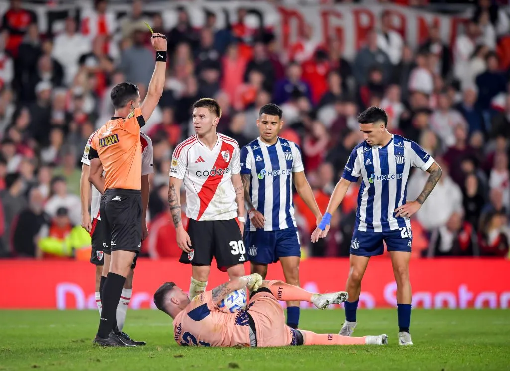 Arasa en su último partido dirigiendo a River. (Getty)