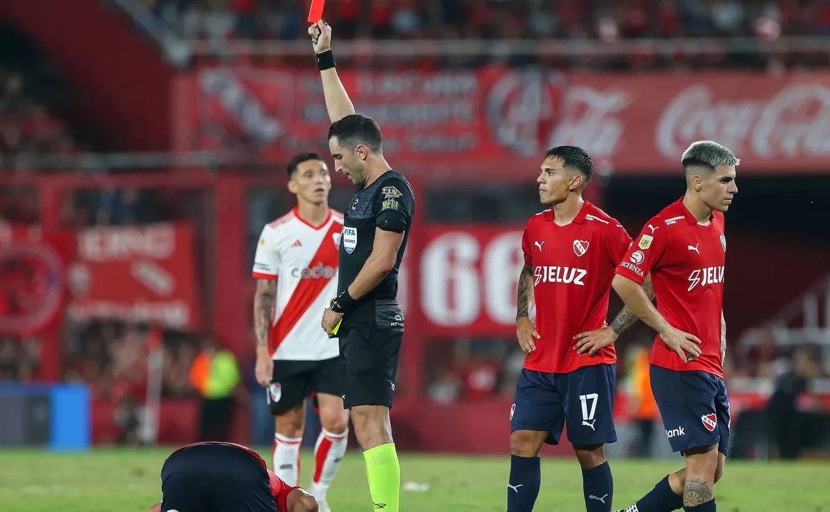 Arasa, árbitro de esta tarde, dirigió Independiente vs. River en 2024.