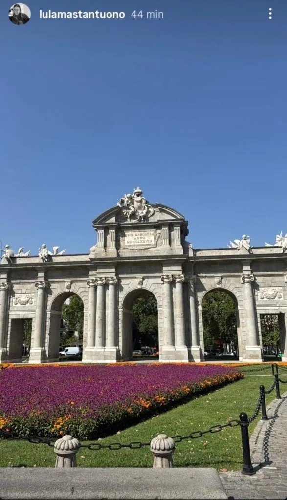 El paseo de la familia Mastantuono por Madrid a horas de la presentación de Franco como nuevo jugador del Real. En la imagen, la Puerta de Alcalá.