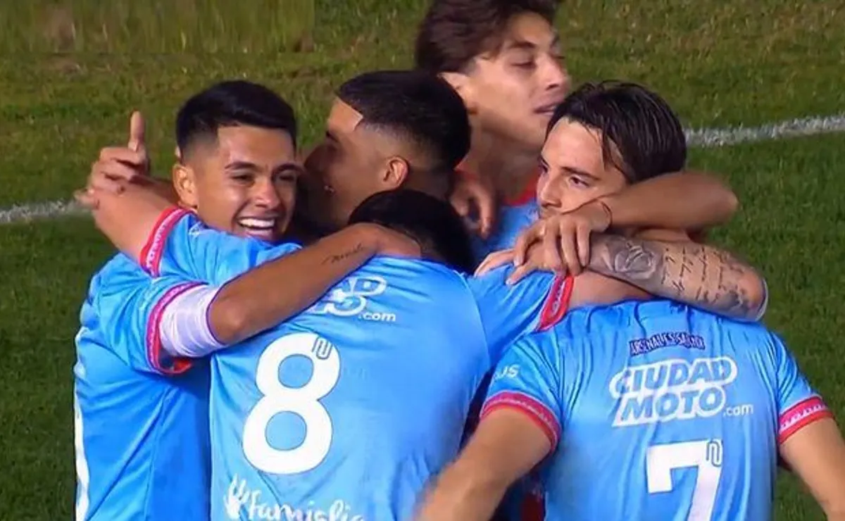 El golazo de Fernández para Arsenal.
