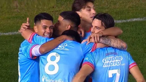 El golazo de Fernández para Arsenal.