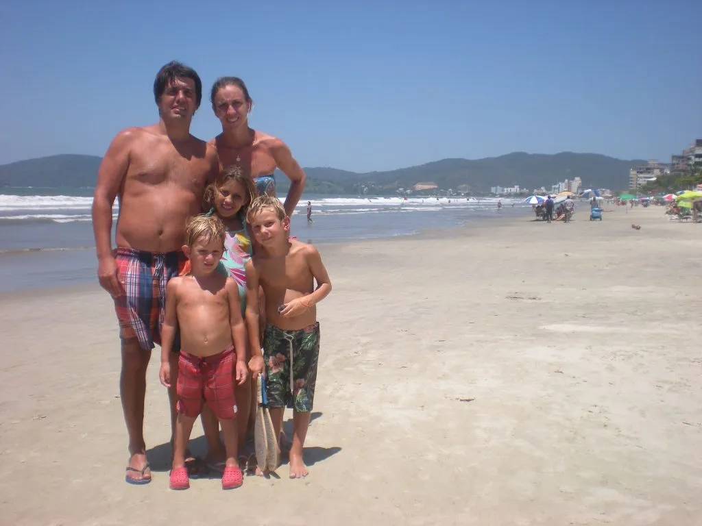 Cristian Mastantuono y Sofía junto a sus hijos: Franco, Lucila y Valentín.