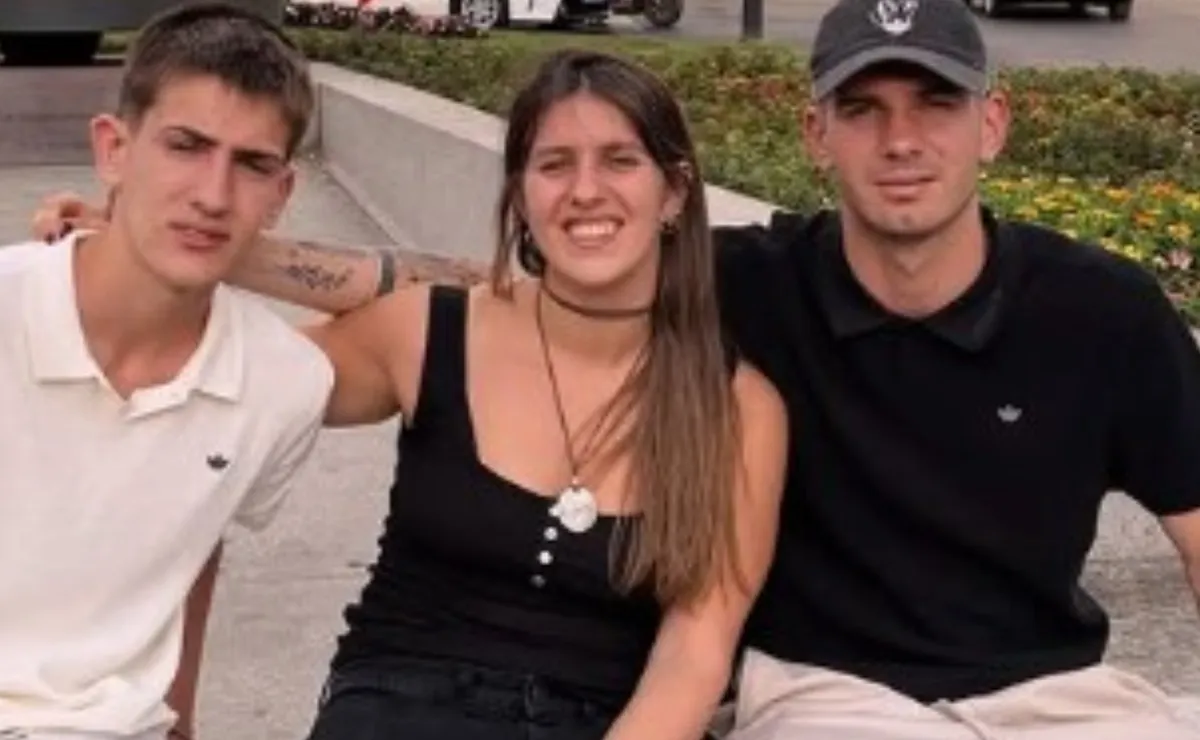 Franco Mastantuono con sus hermanos, en la Plaza de Cibeles en Madrid (FOTO: INSTAGRAM).