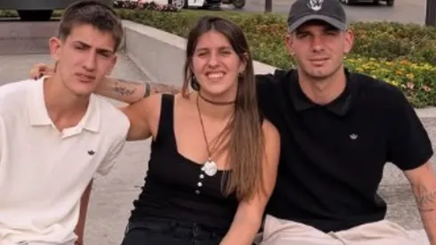 Franco Mastantuono con sus hermanos, en la Plaza de Cibeles en Madrid (FOTO: INSTAGRAM).
