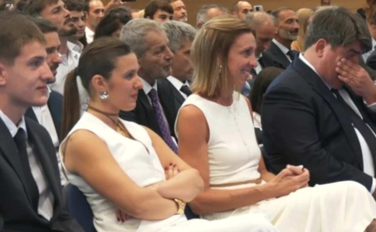 La familia de Franco Mastantuono, emocionada durante su presentación como jugador del Real Madrid.