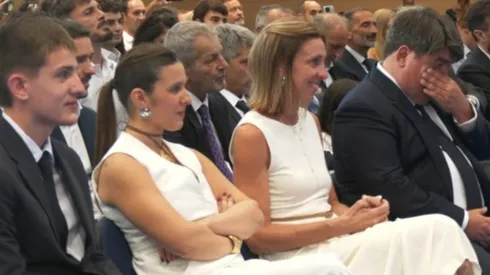 La familia de Franco Mastantuono, emocionada durante su presentación como jugador del Real Madrid.