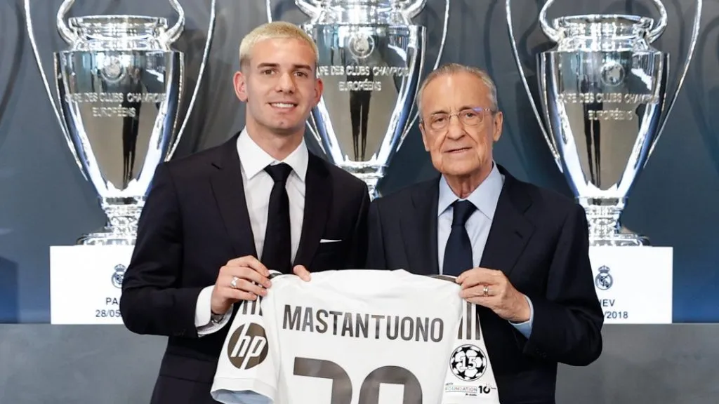 Mastantuono junto a Florentino Pérez.
