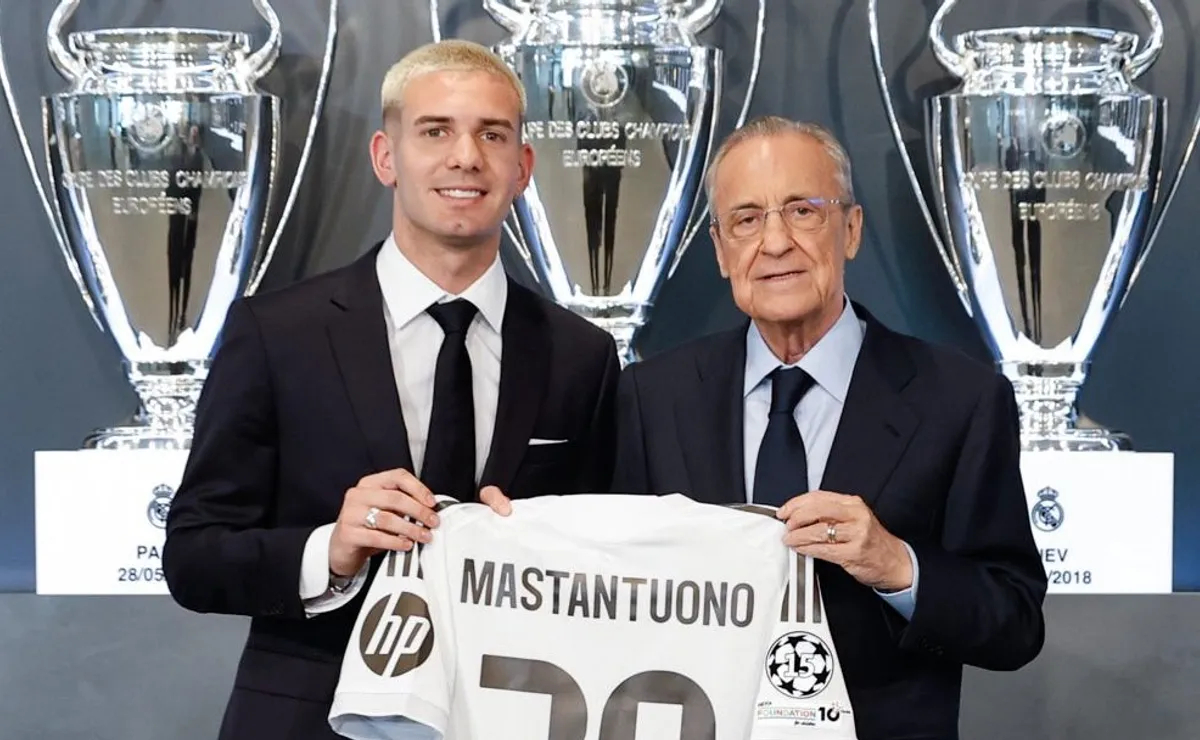 Mastantuono junto a Florentino Pérez.