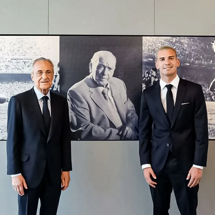 Florentino Pérez junto a Franco Mastantuono. Detrás, en la gigantografía, la figura de Alfredo Di Stéfano.