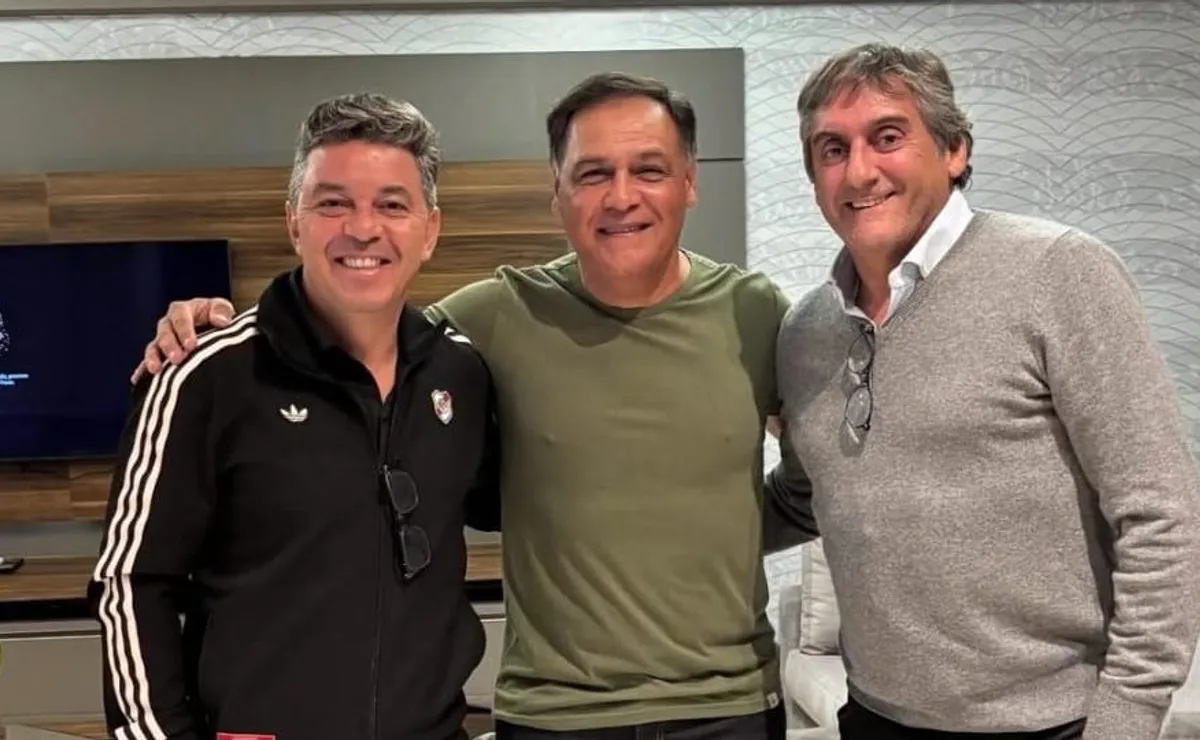 Ayala junto a Gallardo y Enzo.