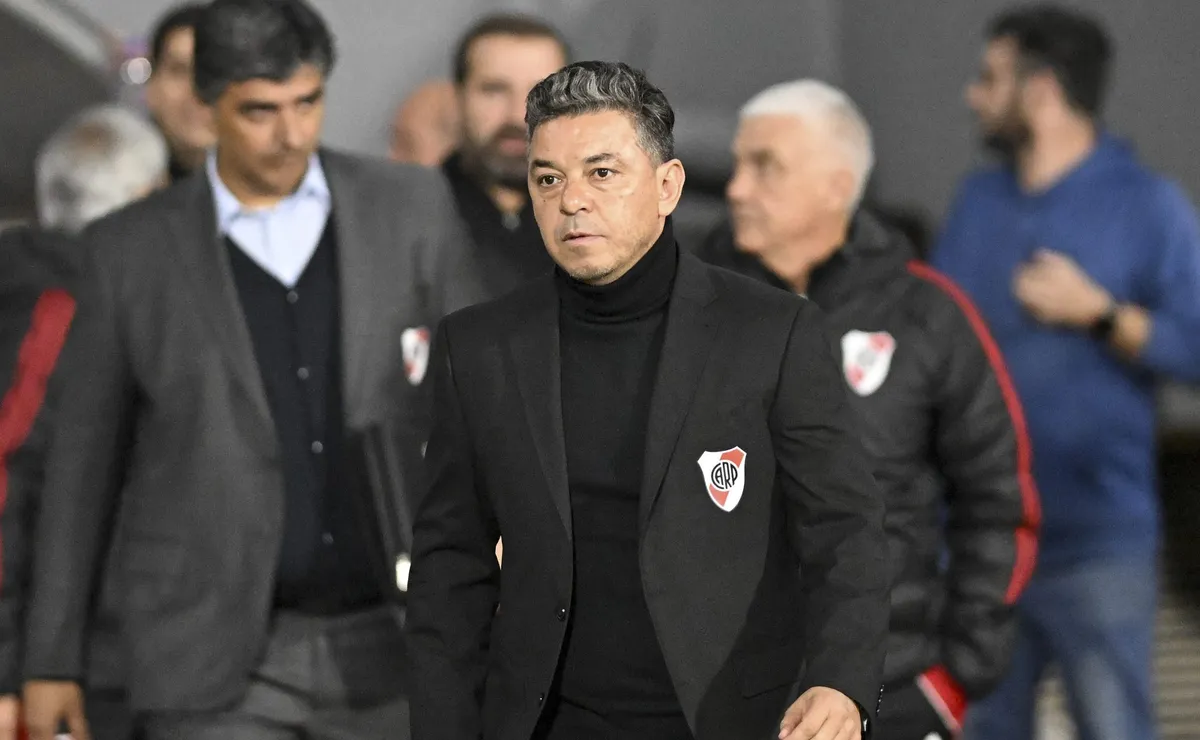Gallardo define el once de River.