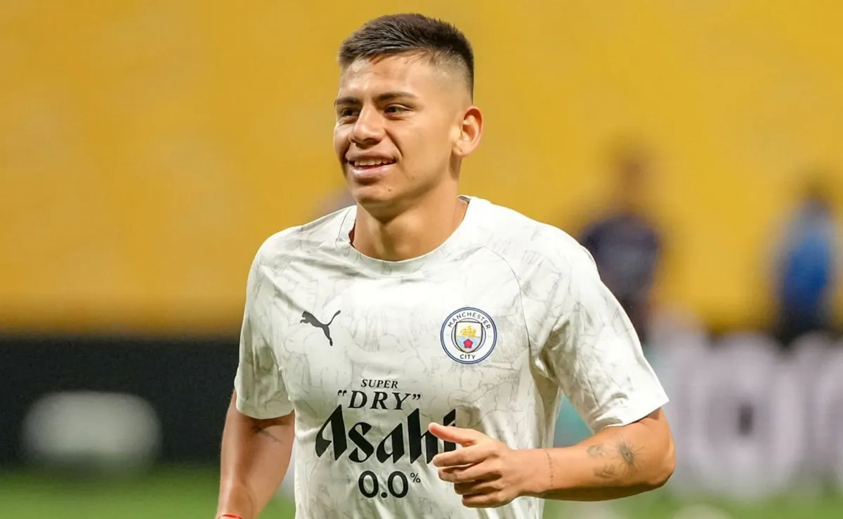 El jugador ya encontró club tras no tener lugar en Inglaterra.