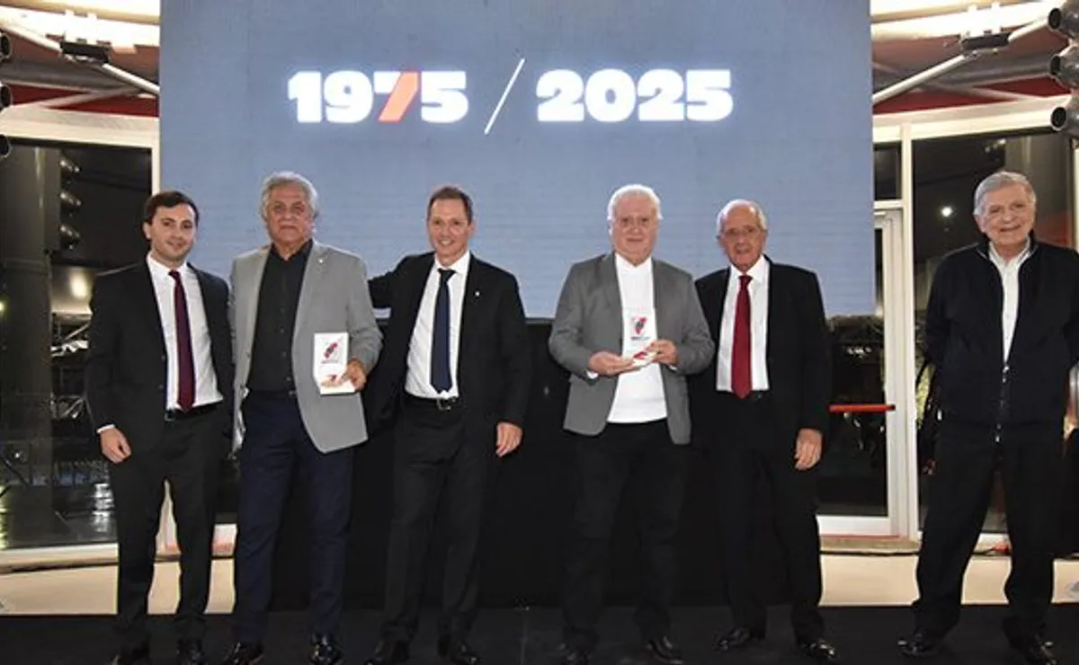 El homenaje al River campeón en 1975.
