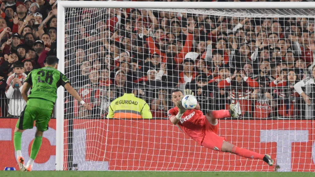 Fotón: el penal atajado por Armani.