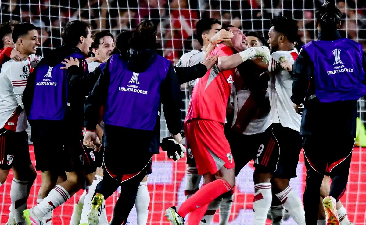 El jugador que fue a abrazar a Armani.