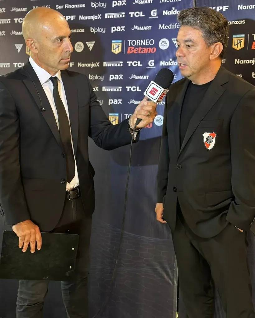 El periodista Gustavo Yarroch junto a Marcelo Gallardo.