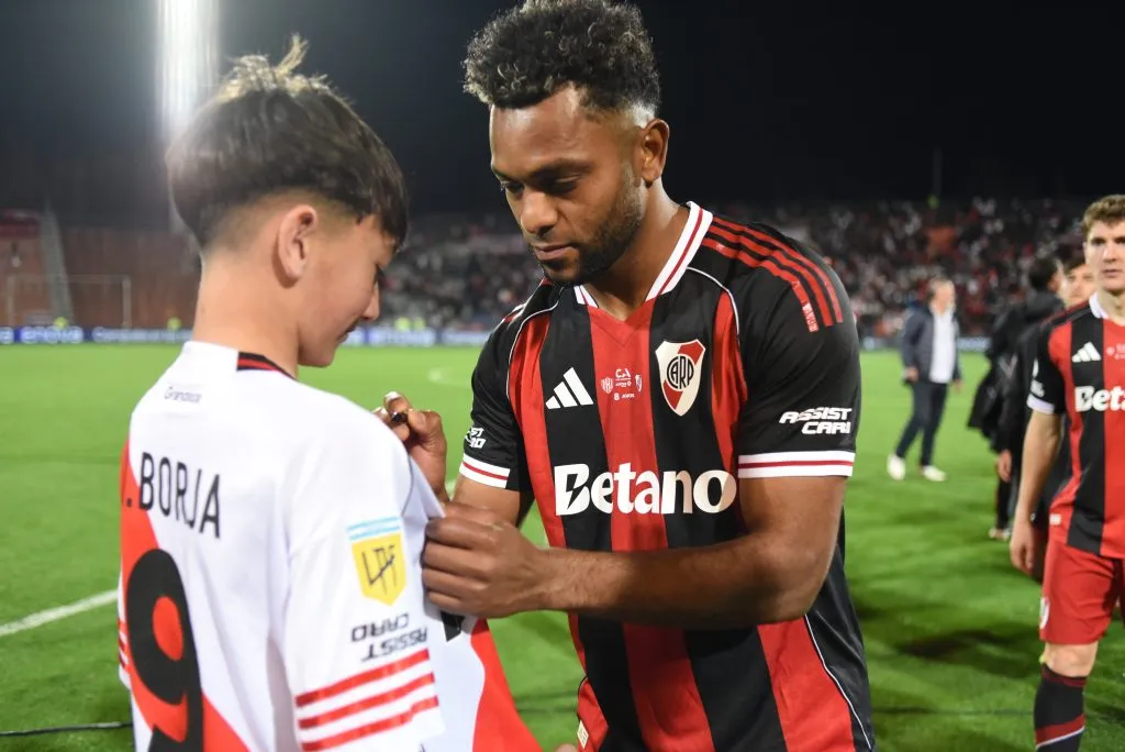 Borja se mostró cercano a los hinchas en Mendoza. (Foto: LPM).