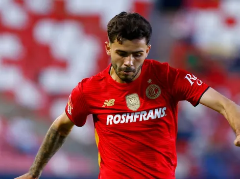 Simón debutó con Toluca en una llamativa posición y los hinchas quedaron maravillados