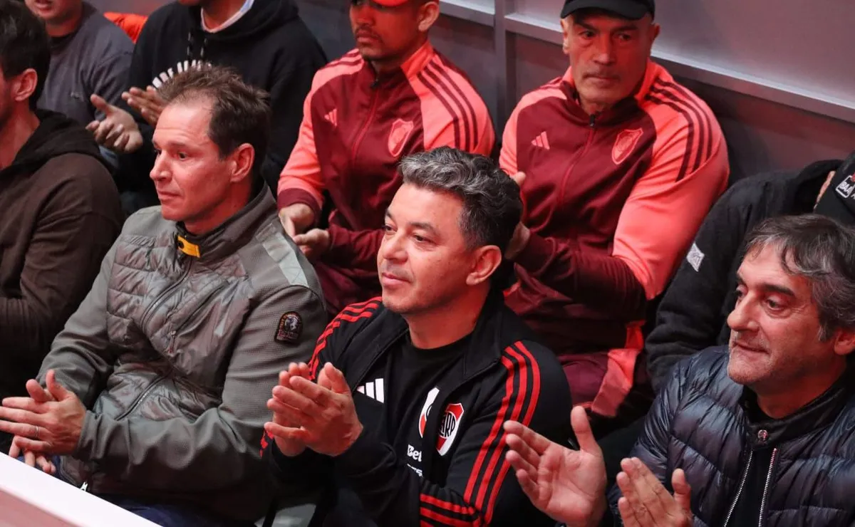 Gallardo disfrutó de una velada de boxeo en el Monumental.