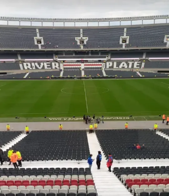 Otra foto de cómo luce el césped del Monumental: un billar.