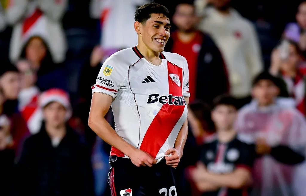 El festejo de Lencina con la pelota bajo su camiseta tras el gol a San Martín (SJ). (Getty Images)
