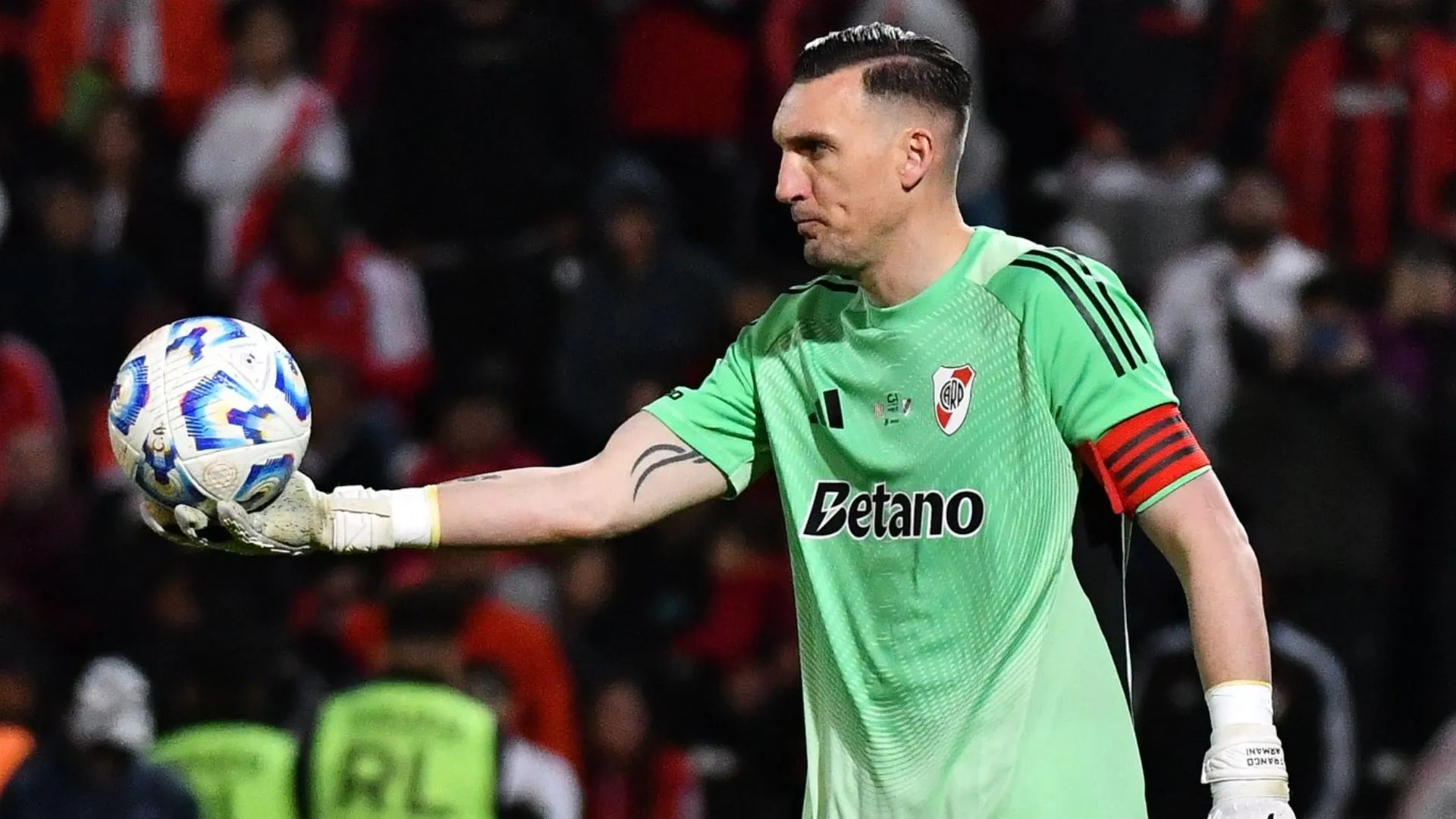 Armani tiene intenciones de seguir jugando en River, según su representante. (Prensa River)