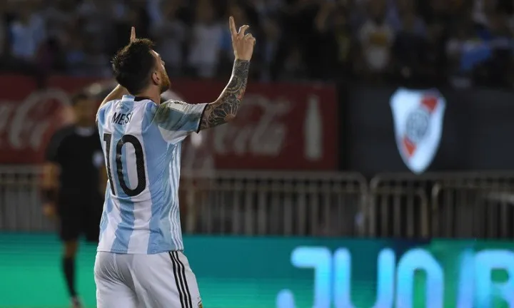 Lionel Messi en el estadio Monumental, con su clásica celebración de un gol (FOTO: @RiverPlate).