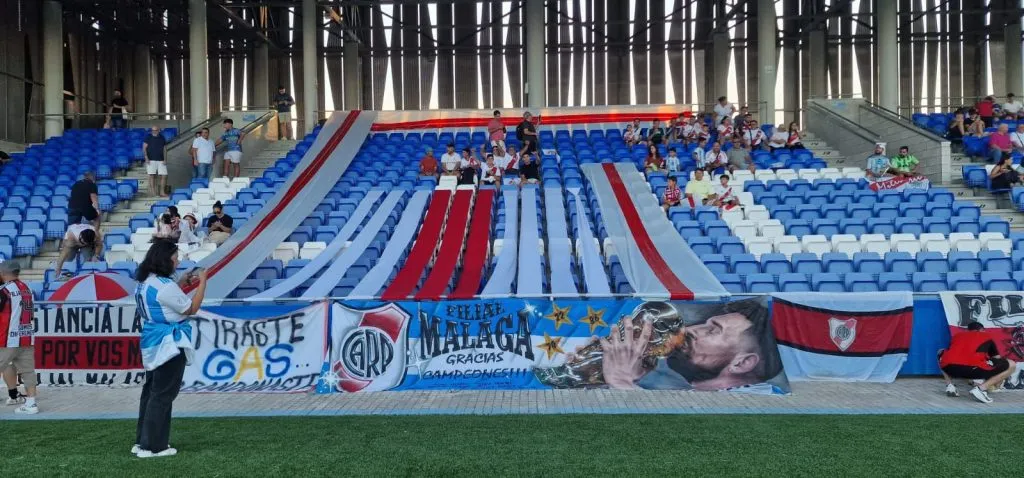 Hinchas de River acompañan al Sub 18 del club que disputa el Mundial de Clubes juvenil en Córdoba, España.