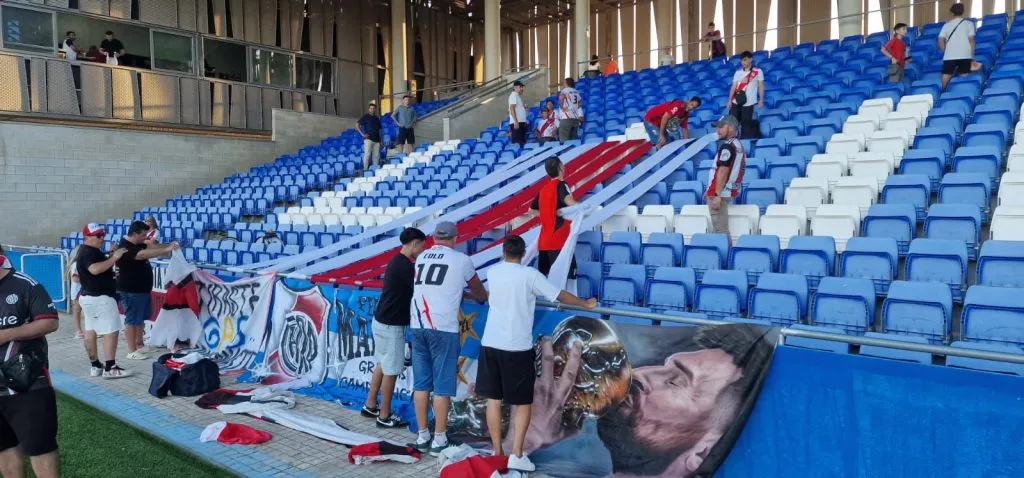 Hinchas de River acompañan al Sub 18 del club que disputa el Mundial de Clubes juvenil en Córdoba, España.