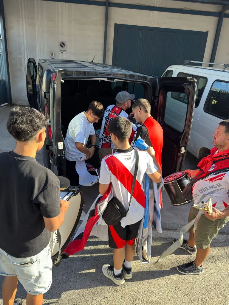 Hinchas de River acompañan al Sub 18 del club que disputa el Mundial de Clubes juvenil en Córdoba, España.