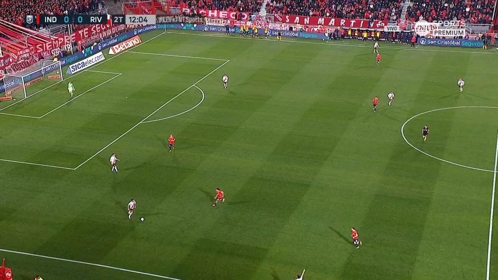 River muestra falencias a la hora de sacar la pelota limpia desde el fondo. En esta imagen se puede ver a Castaño sin receptores libres cercanos para dar un pase.