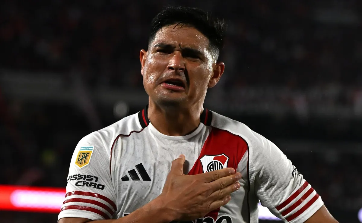Maxi Salas puso el primero de River en Brasil.