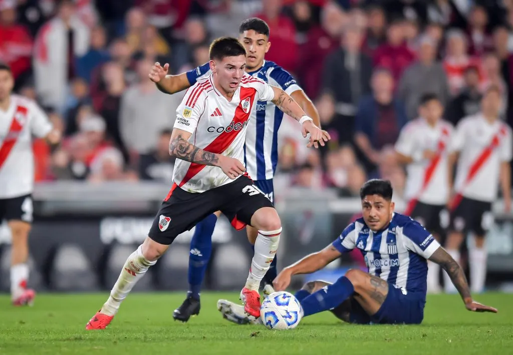 Mastantuono con la camiseta que se subastó en la Fundación River. (Getty)