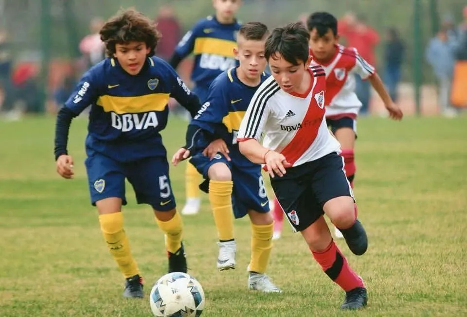 Ignacio en sus inicios, jugando un Superclásico en infantiles