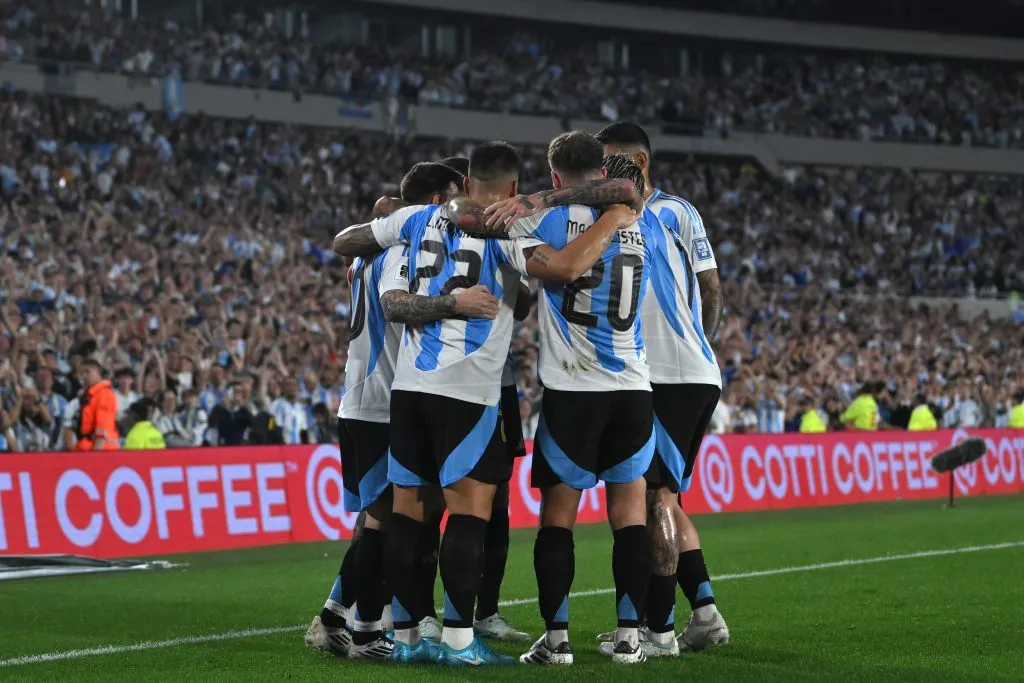 La Argentina juega en el Monumental.