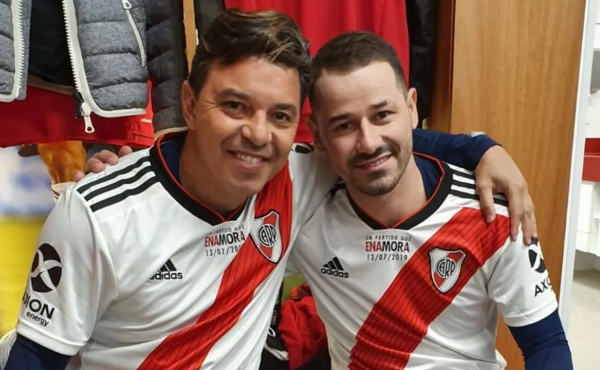 Mora pasó a visitar a los jugadores.