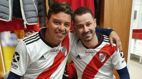 Mora pasó a visitar a los jugadores.